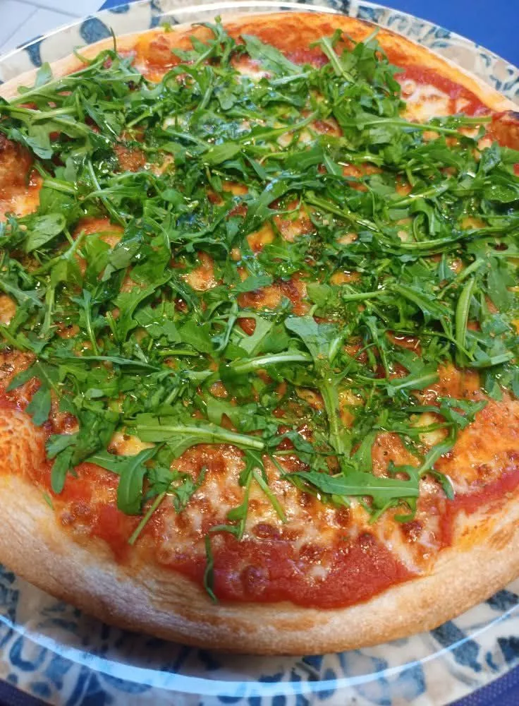 Pizza margherita con rucola